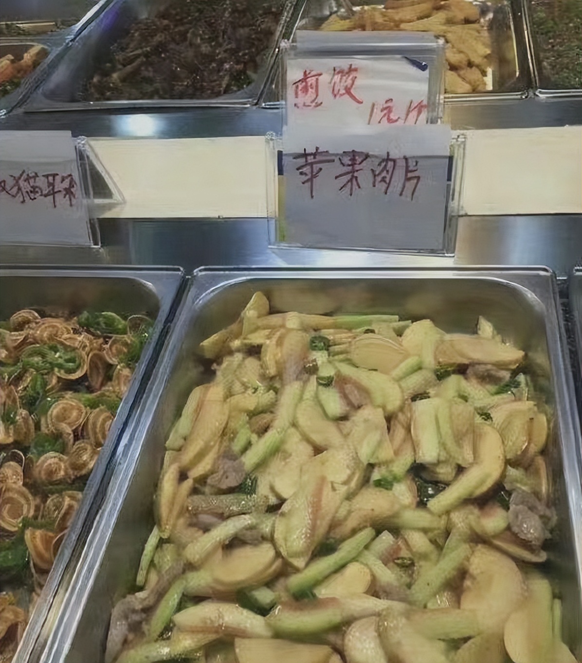 “神级菜系”重现大学食堂，学生有苦说不出：求您手抖一下吧