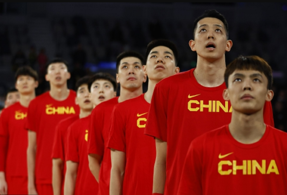 中国男篮36分大胜，世预赛提前小组出线，周琦21+7，胡明轩26分