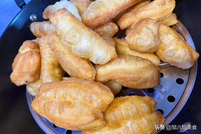 炸油条加酵母，难怪不好吃！教你正确做法，油条不僵硬，蓬松酥脆