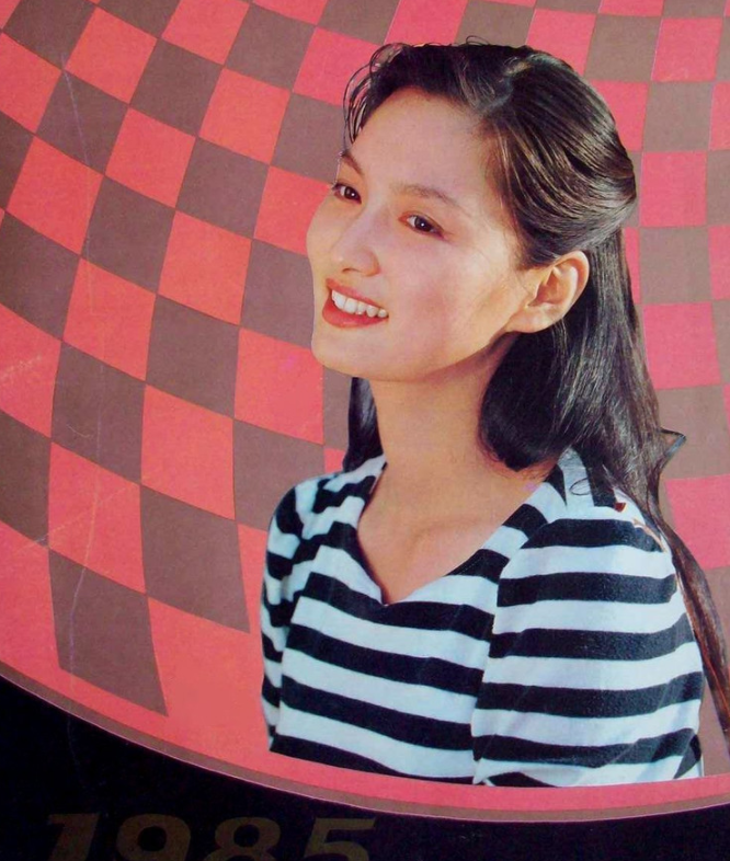 挂历女神殷亭茹：爆红后退圈，中年丧夫，晚年又病死他乡令人唏嘘