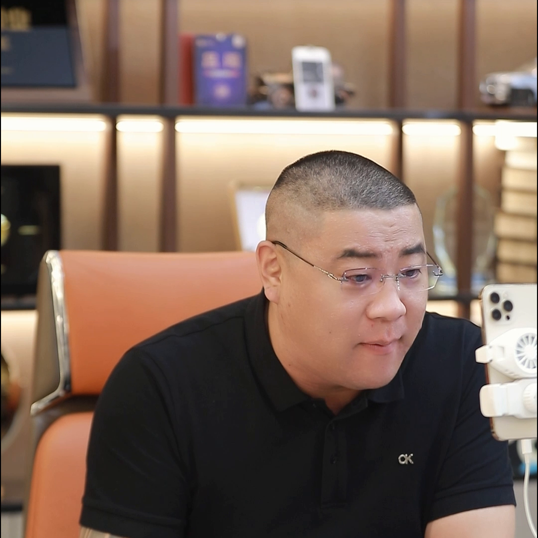 完全就是空手套白狼怎么了？扣个手机就卖个教程，什么成本也没有，也能挣个十几万