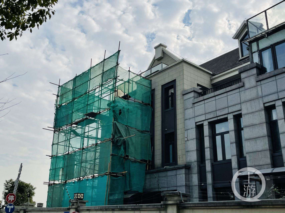 上海一别墅凌晨火灾4人死亡，母亲将孩子递出窗户获救但自己没能逃生