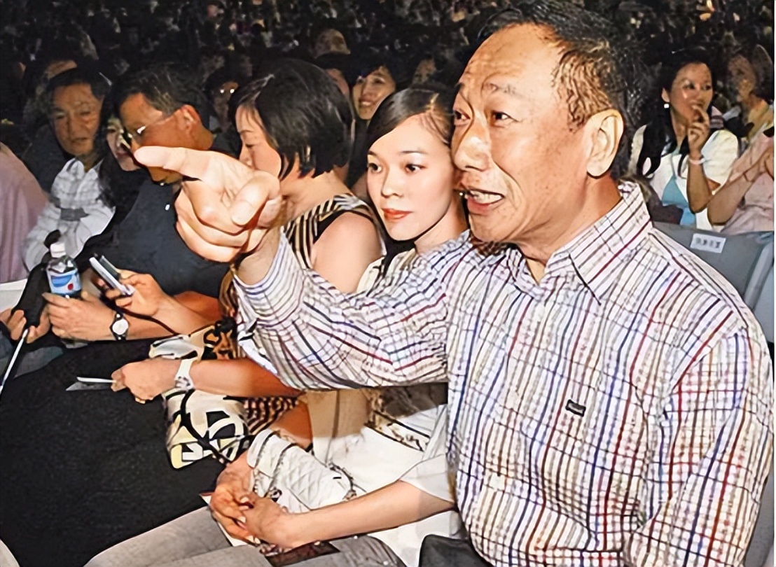 34岁当富士康老板娘，6年3胎稳当百亿豪门阔太，曾馨莹凭什么？