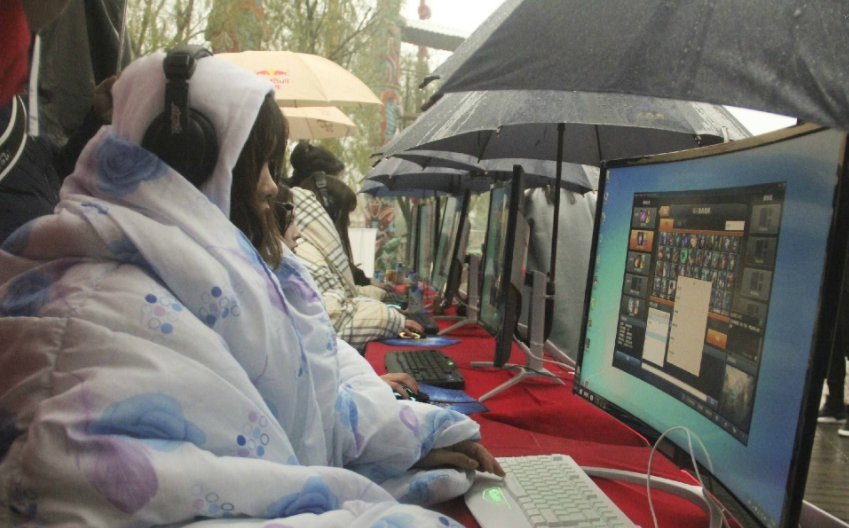 大学生放假后整日打游戏，家长怒斥太颓废，看到鼠标垫后没脾气了