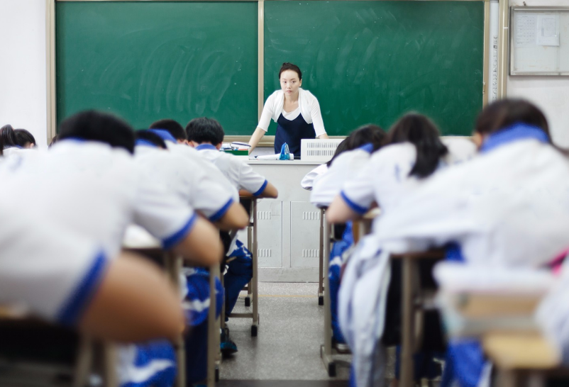 特岗教师和编制教师有啥区别？除工作环境外，薪资待遇差距明显