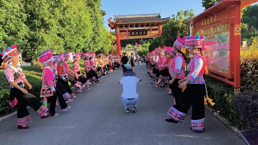 楚雄紫溪彝村万人纵情狂欢共庆火把节