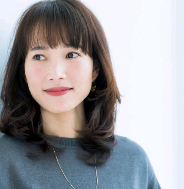这才是50岁女人最应该尝试的发型,它叫"齐肩烫,减龄显年轻