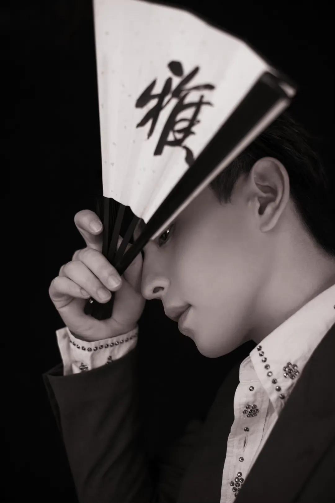 花样美男——邓伦青春气息十足图片
