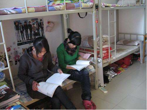我国“寒酸”高校宿舍排名，房间内设施十分破旧，宿舍真的好老