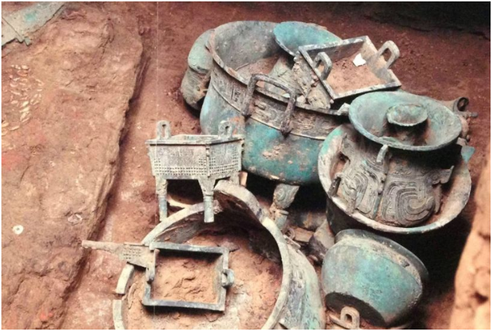 考古家在偏僻村庄，挖出一座古墓，3岁孩童手戴3000年前“龙镯”