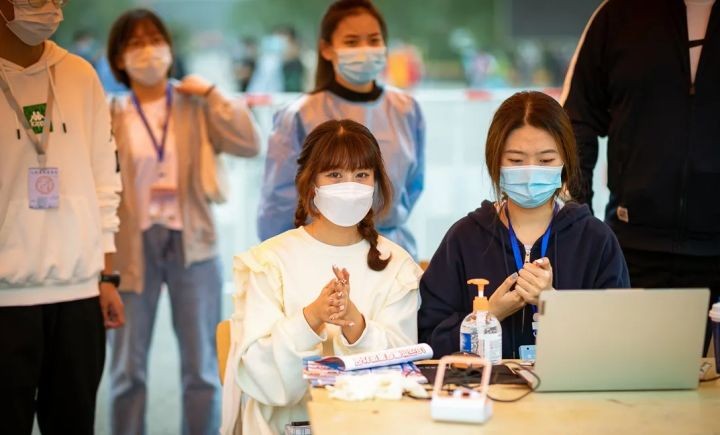智能时代，“00后”新生入学情景比想象精彩