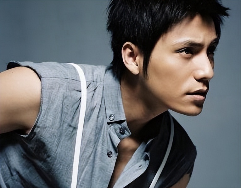 10位长得像“混血儿”的男星，个个明眸皓齿，实打实的中国美男子