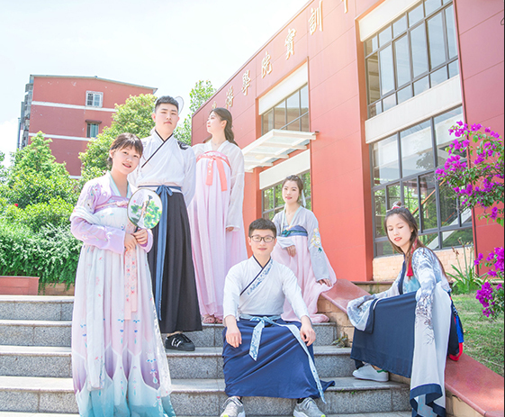 高校男生拒绝博士帽，改穿“进士服”拍毕业照，这身行头不简单啊