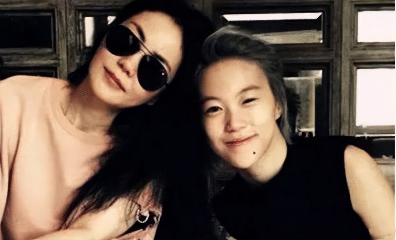 王菲大女儿近照曝光，25岁窦靖童晒怼脸自拍，造型随性超接地气