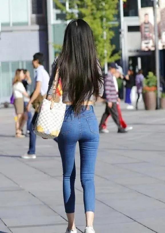 小姐姐穿搭超美紧身牛仔裤 街拍美图合集