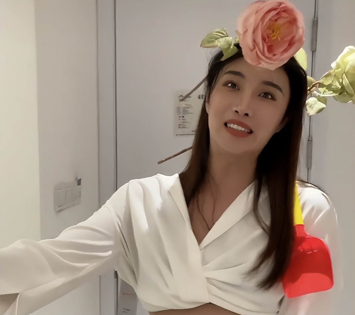 “民大校草”变身“美女网红”，名气曾超越魏大勋，求学经历曲折