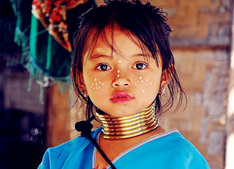 泰国长颈族:最长的脖子有70公分,可套几十个颈圈,重达20斤