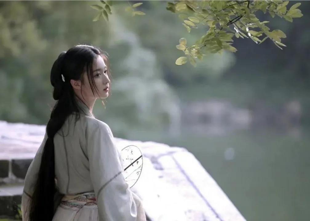 我愿默默等待，不问归期，哪怕未经你同意，心已坚定如初。