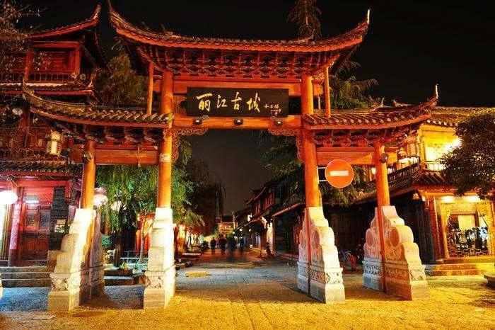 疫情防控的下丽江  不再喧闹   回归宁静   ------  曾祥裕风水团队 置身于 奇山秀水之地   领悟天地造化玄机