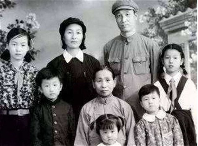 八宝山的一座无名墓，上级沉默40年后揭开其身份，全军敬礼