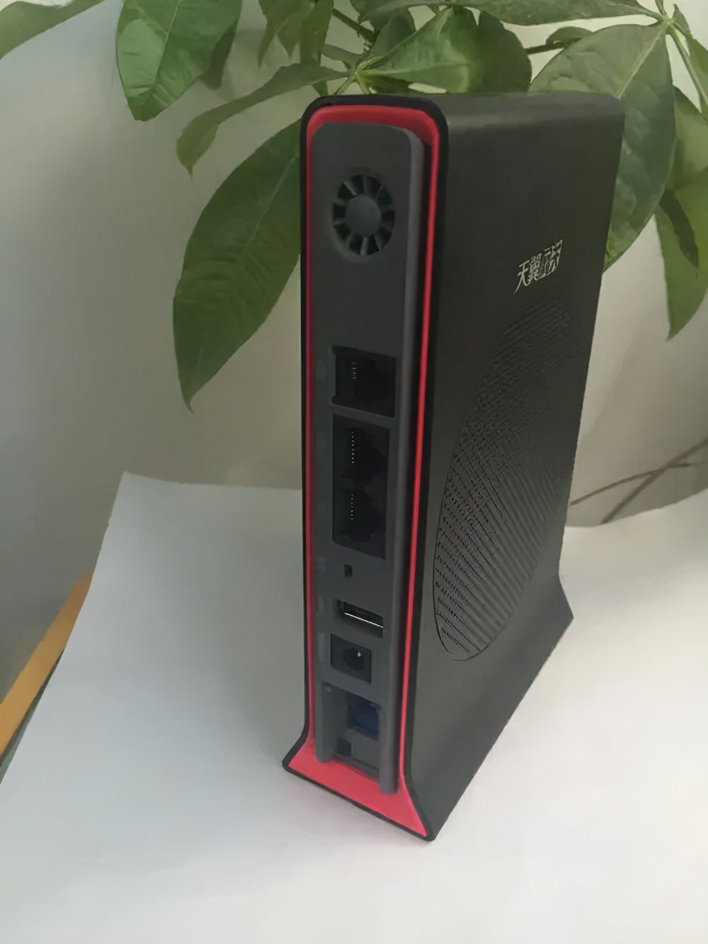 手机使用,光猫从最初的天翼网关是这样的,有一个千兆口,一个百兆口,一