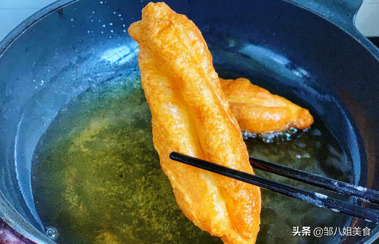 炸油条加酵母，难怪不好吃！教你正确做法，油条不僵硬，蓬松酥脆