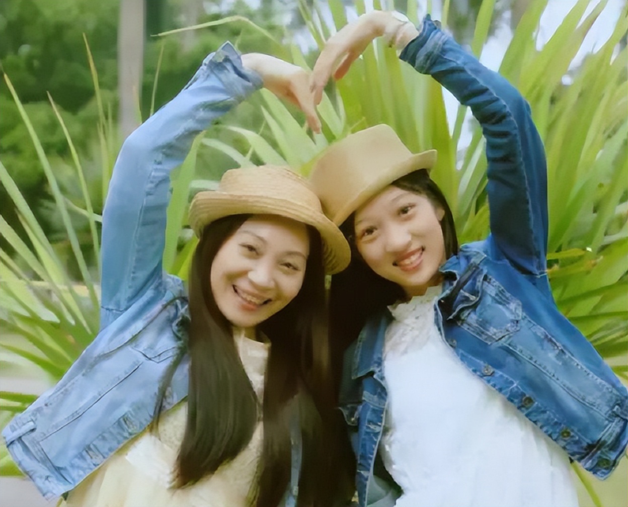 “岁月从不败美人”，母女学院风写真照走红，女大学生完败