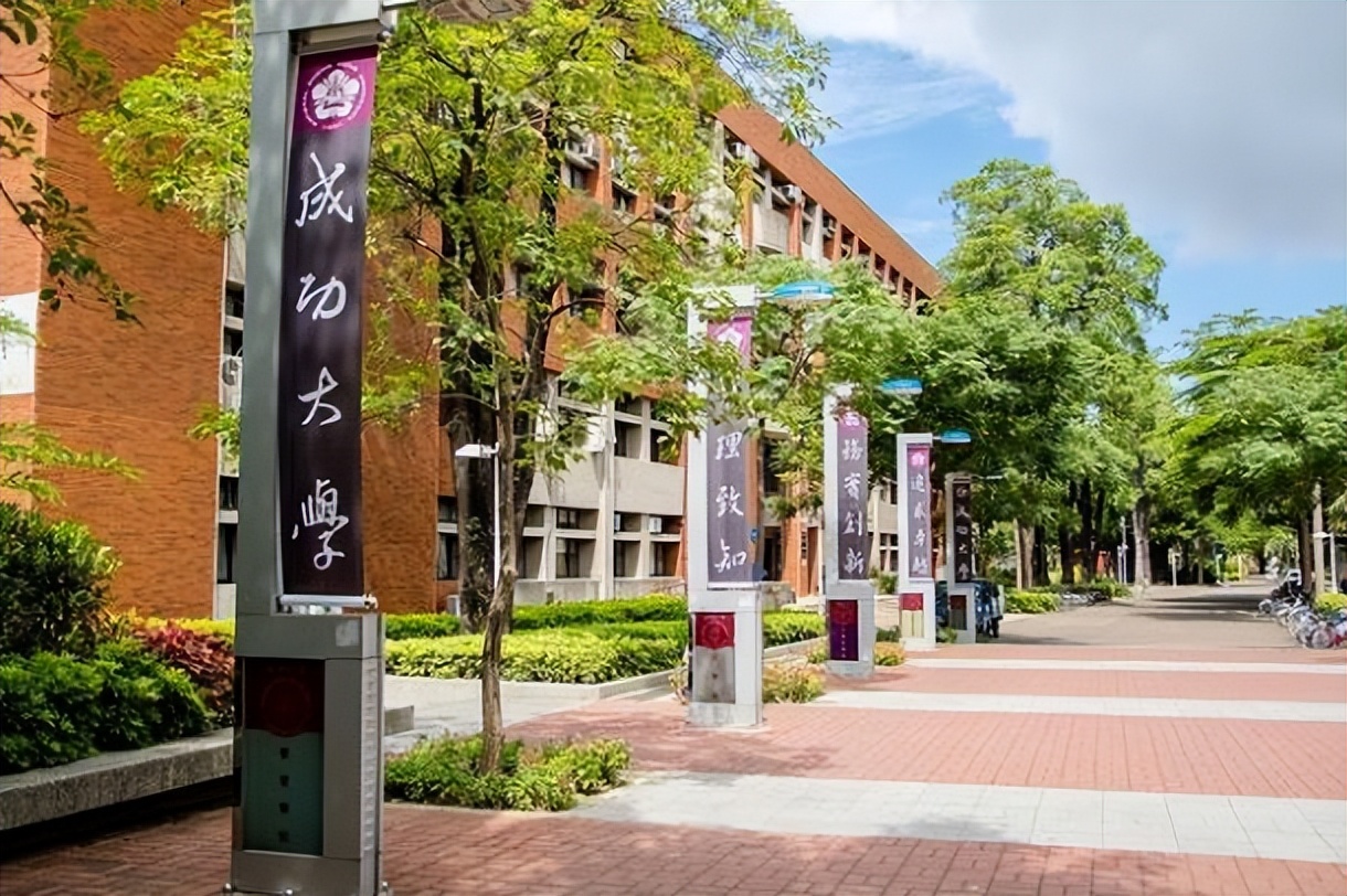 某大学让“跨性别生入住女宿”女学生哭诉：出事谁负责？