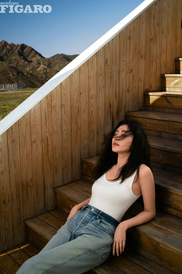 江疏影秋日故事感大片释出 多种气质穿搭复古知性