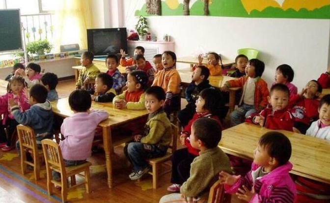 孩子被欺负，不同层次的父母做法不同，一个说没关系一个教他强大