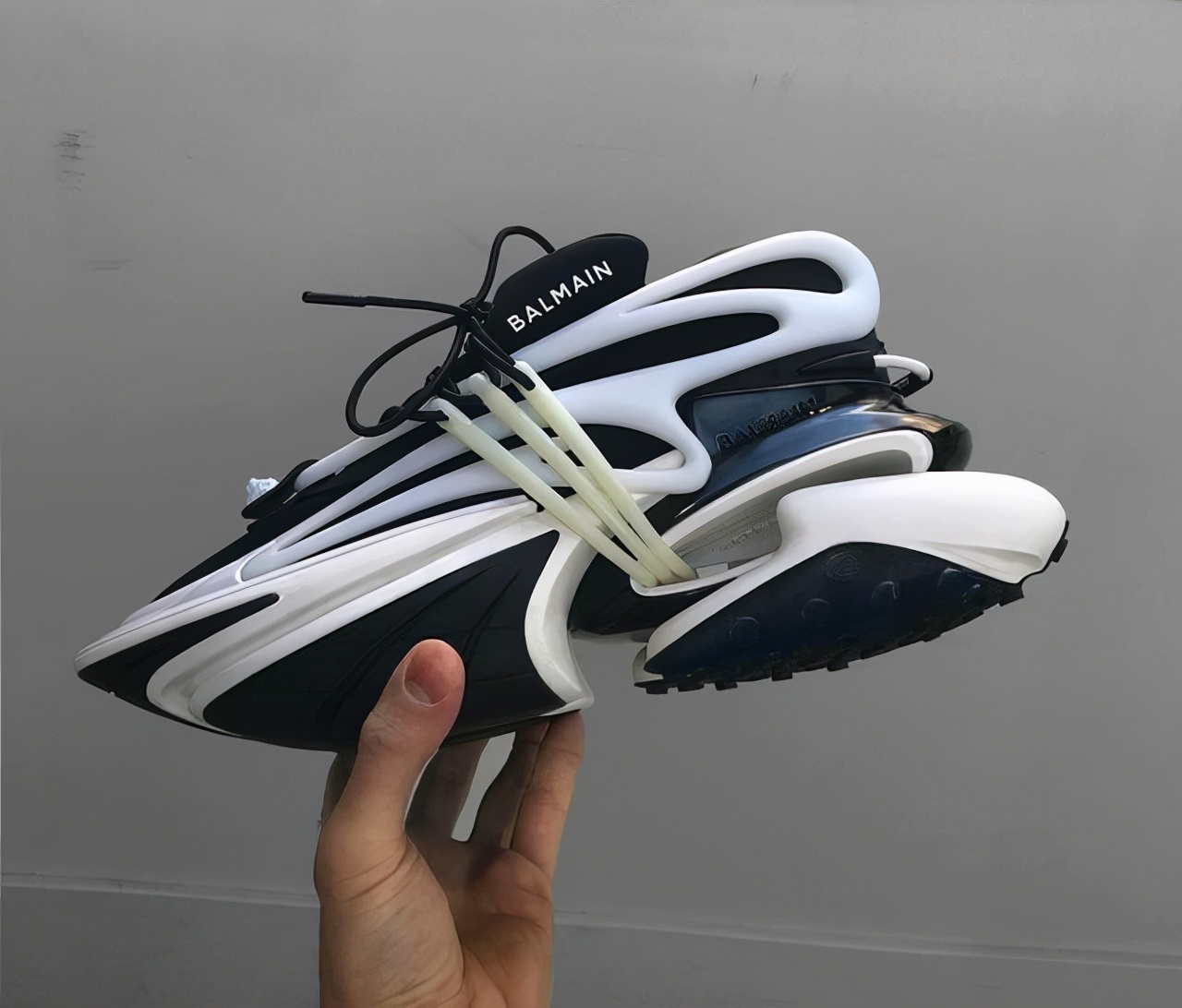 Balmain 2022 春夏系列鞋款曝光，竟有种巴黎世家的既视感？