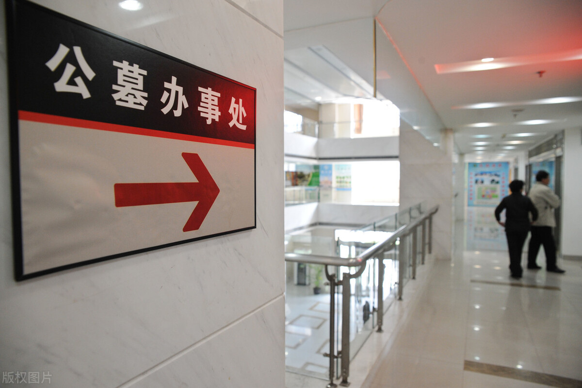 25万买的房子不住，专门用来存放骨灰盒，邻居发现要报警，合理吗