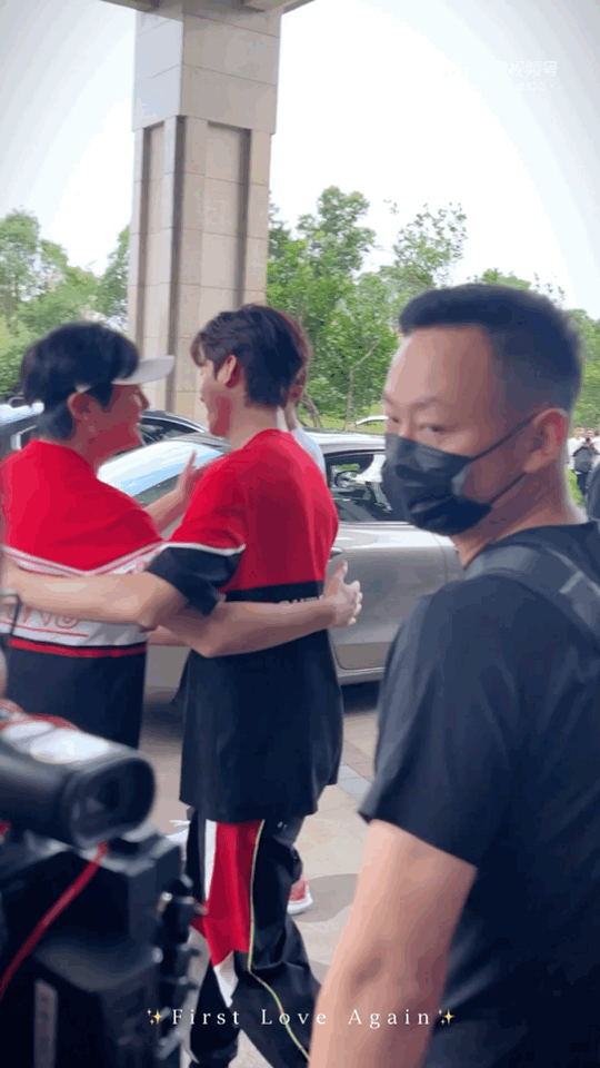 综艺《极限挑战》横店路透中帅气的龚俊