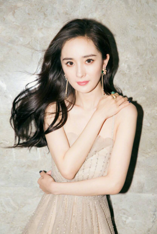 杨幂的嘴有多能说？高情商回应整容争议，女王发言hold住全场