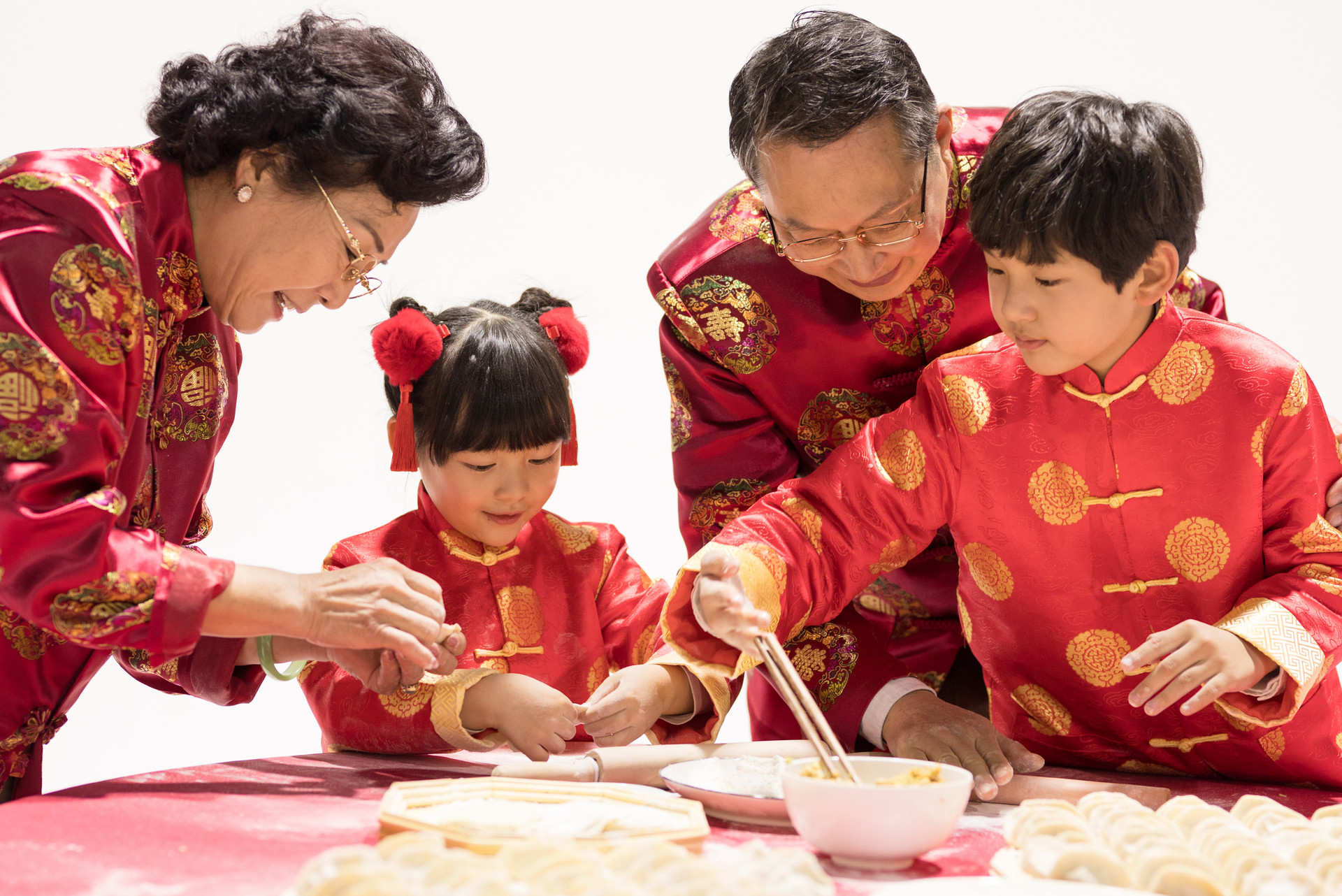 过年不只是给孩子买新衣服，感受过年的仪式感，这件礼物不能少