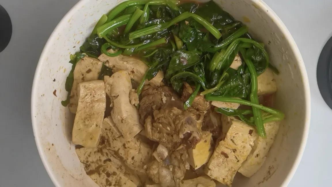 排骨汤炖豆腐的做法(鲜美排骨汤，滋补炖豆腐心得)