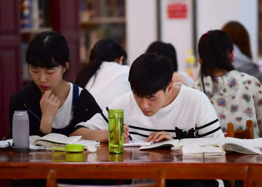 再优秀的“专科生”，也不如“本科生”？官方站出来为大专生说话