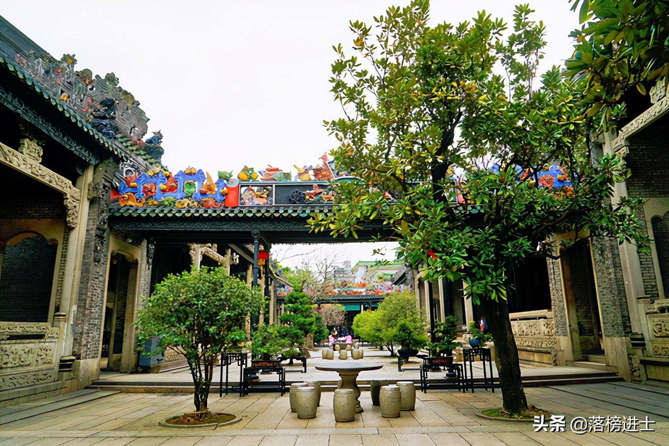 广州有一座陈家祠，富丽堂皇，雕刻精美，堪称岭南建筑艺术的明珠