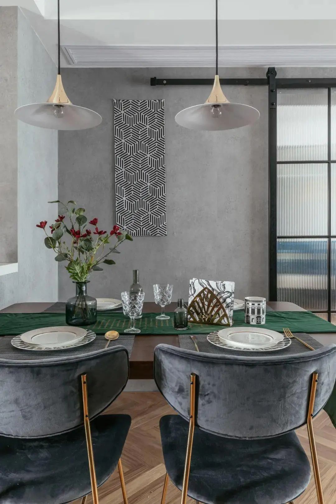 80㎡二房，花5W爆改成浪漫轻奢风的一居室，实用性更强，颜值更高