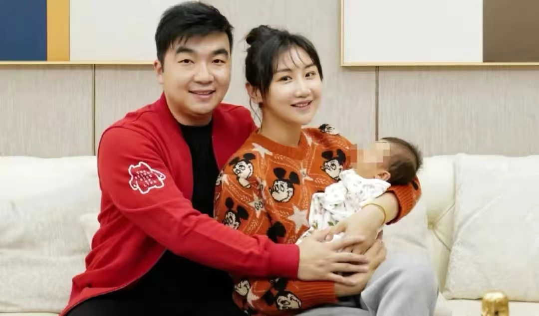 奥运冠军何雯娜晒全家福!穿泳装秀傲人身材,二婚富豪老公罕出镜