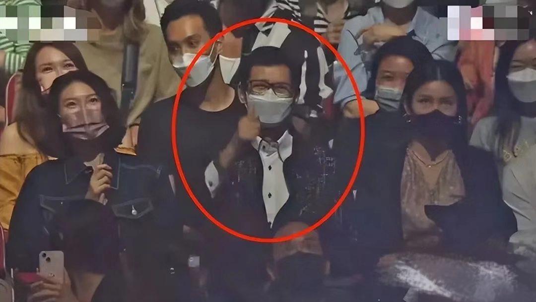 郑少秋助阵女儿演唱会，别人七十多都成老爷爷了，他还这么帅气