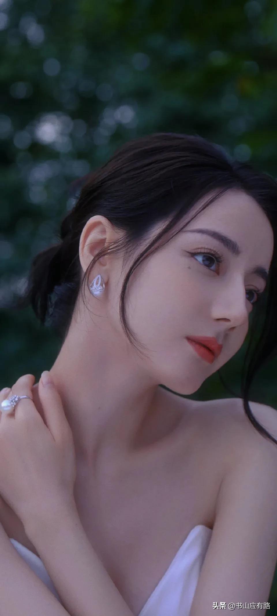 迪丽热巴：精致五官、异域风情的绝色美女