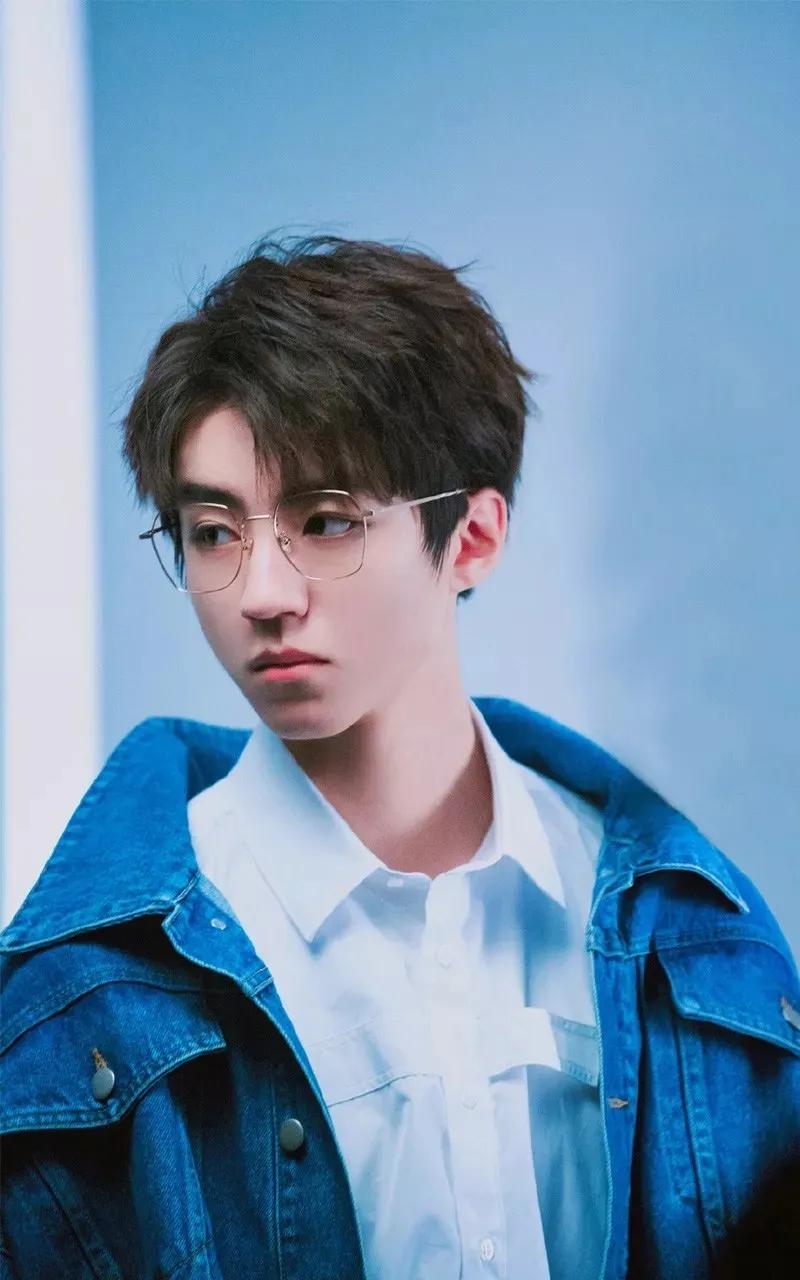 王俊凯易烊千玺王源高清壁纸，哪张壁纸最好看呢