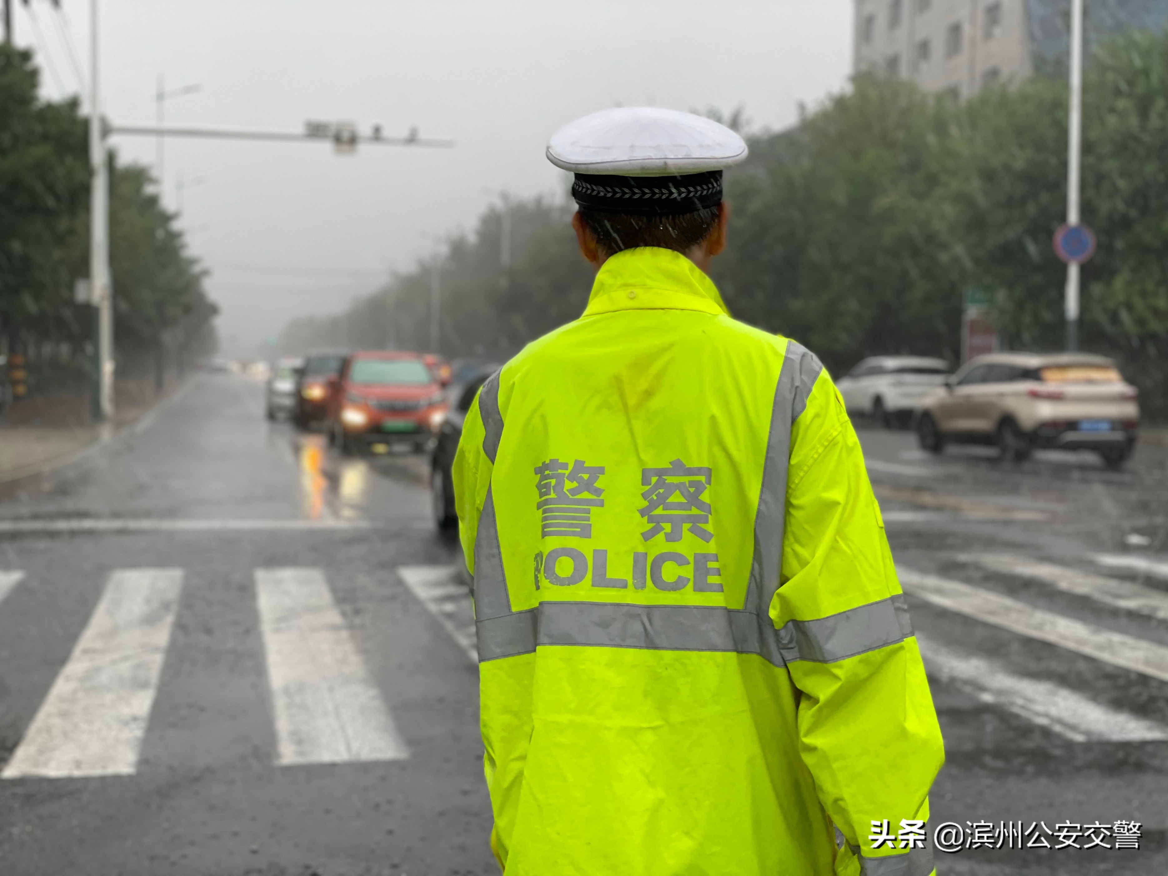 从黑夜到黎明 滨州交警严防死守应对暴雨恶劣天气