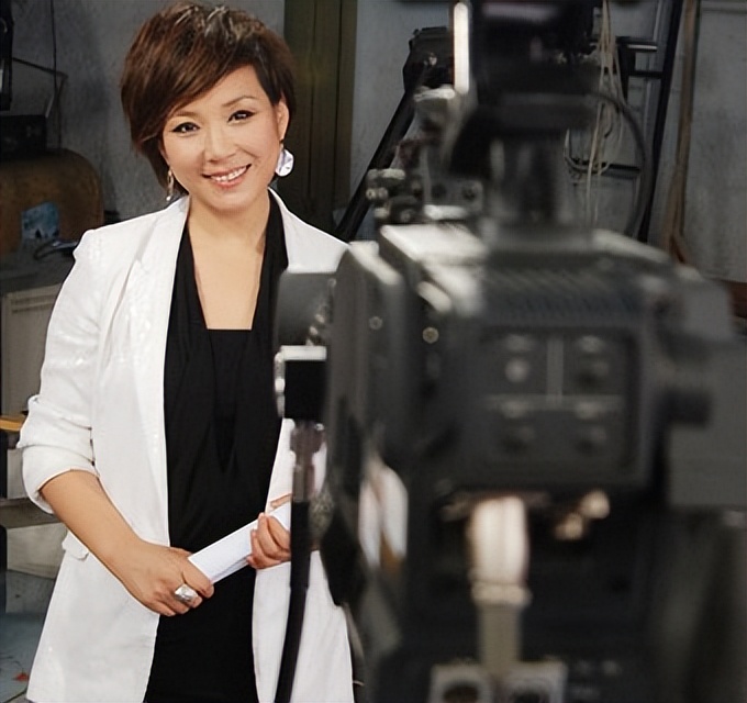 放弃央视“铁饭碗”，主持人半路转行，这5位明星如今后悔了吗？