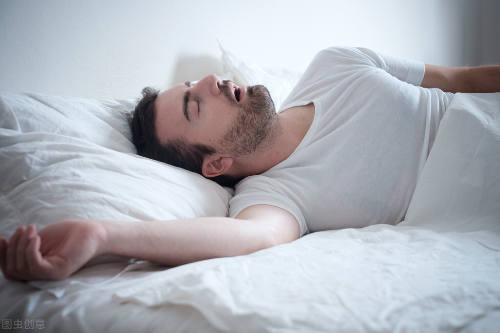 侧卧仰卧趴着睡,哪种睡姿更健康?不同情况,选择各不同