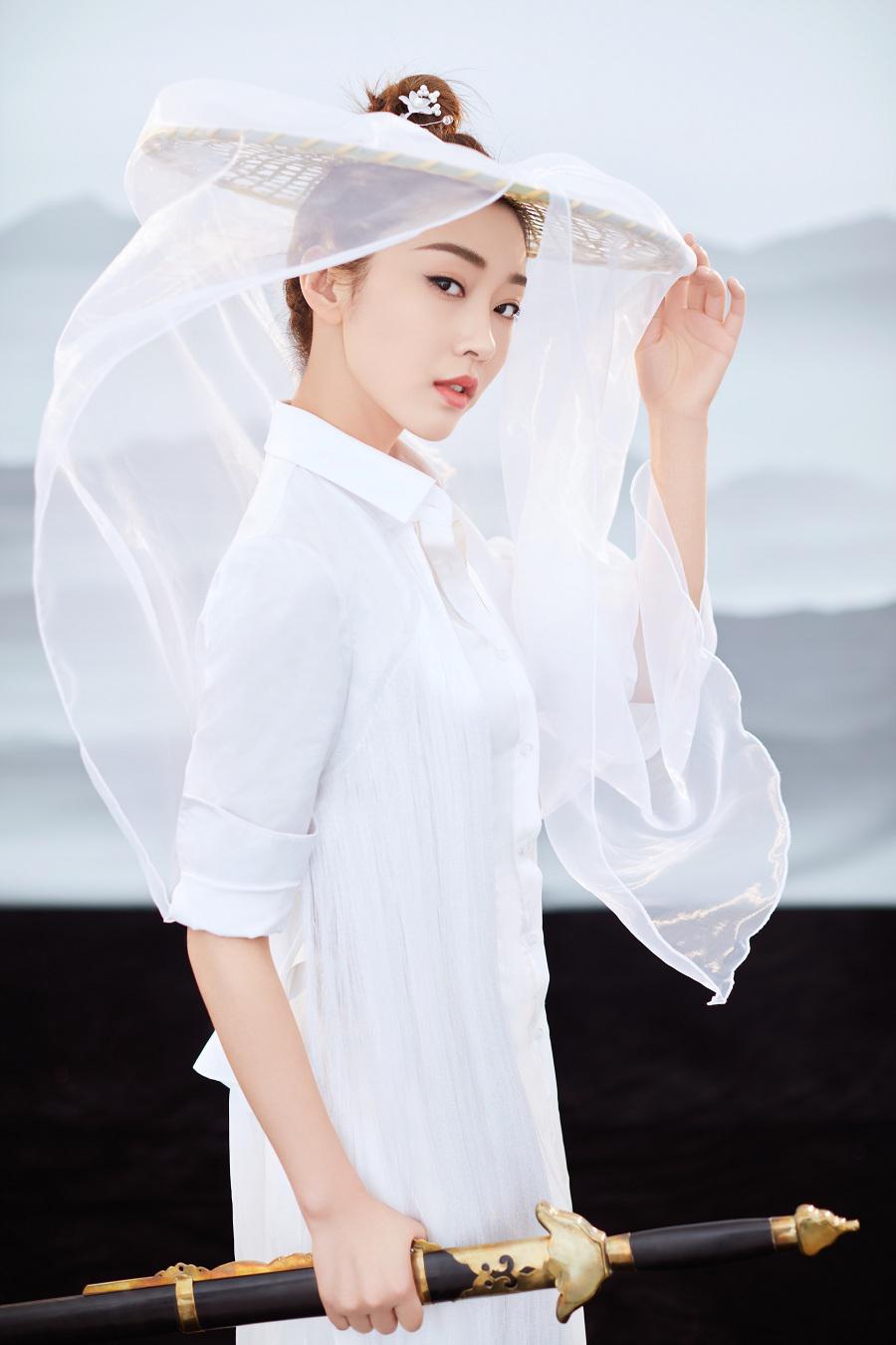 宣璐头戴轻纱斗笠身着白色长裙手拿折扇古风