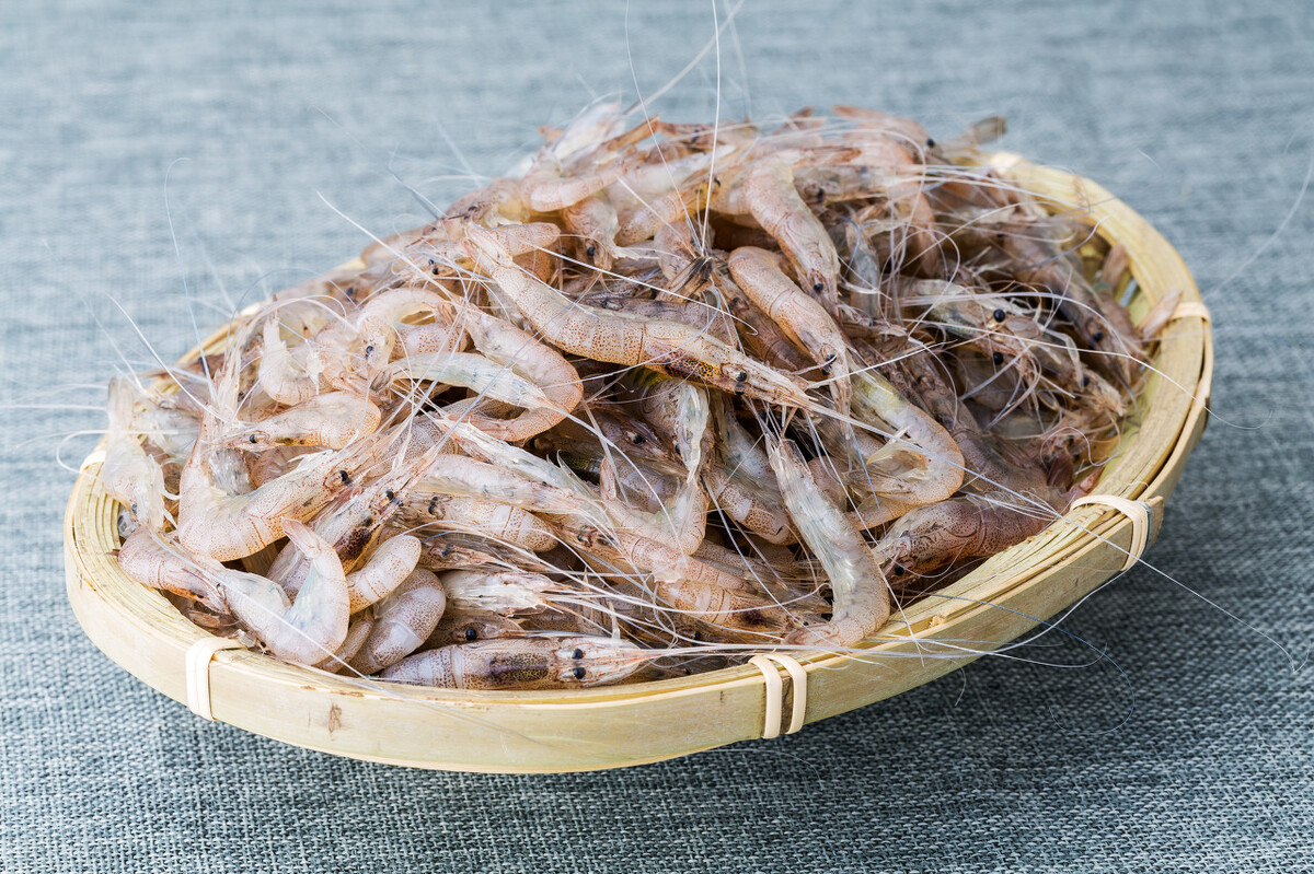 油炸小河虾的做法（教你油炸小河虾个个金黄焦酥）