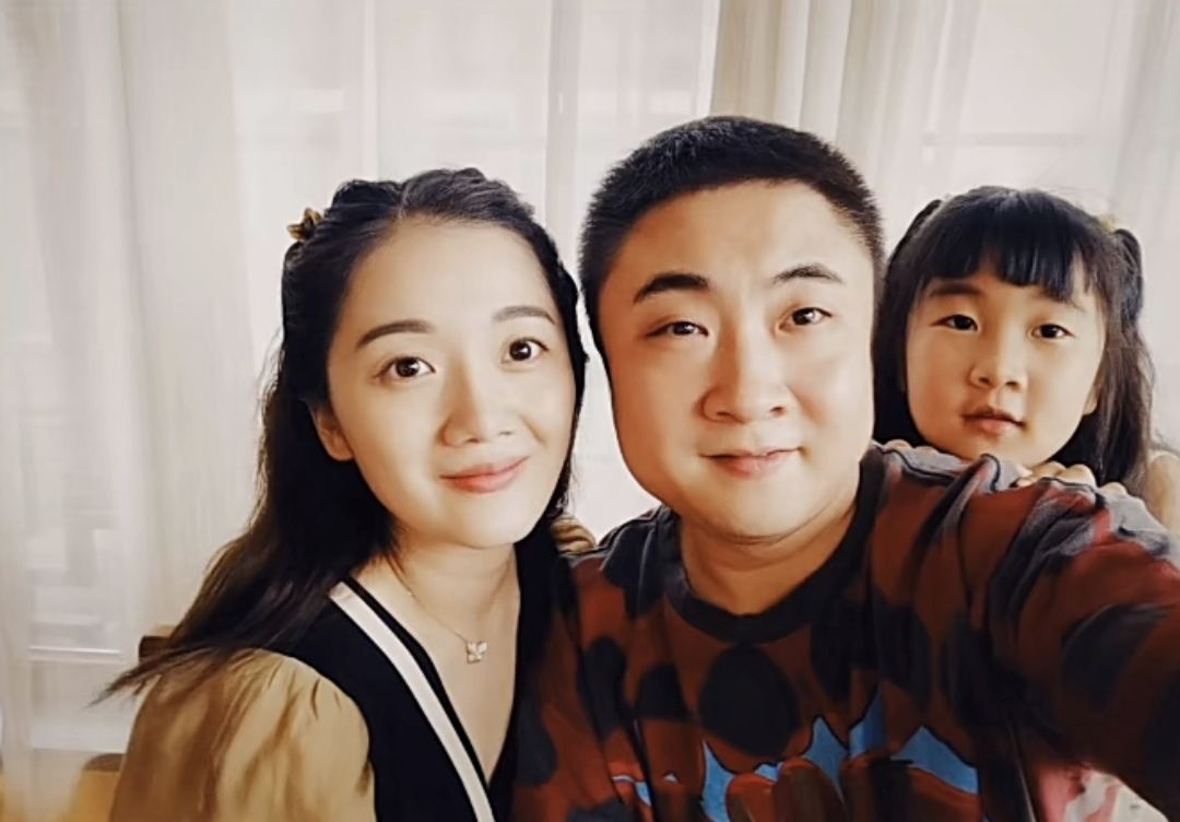 乔杉庆祝38岁生日，父女三人同框许愿超有爱，堪称共用一张脸