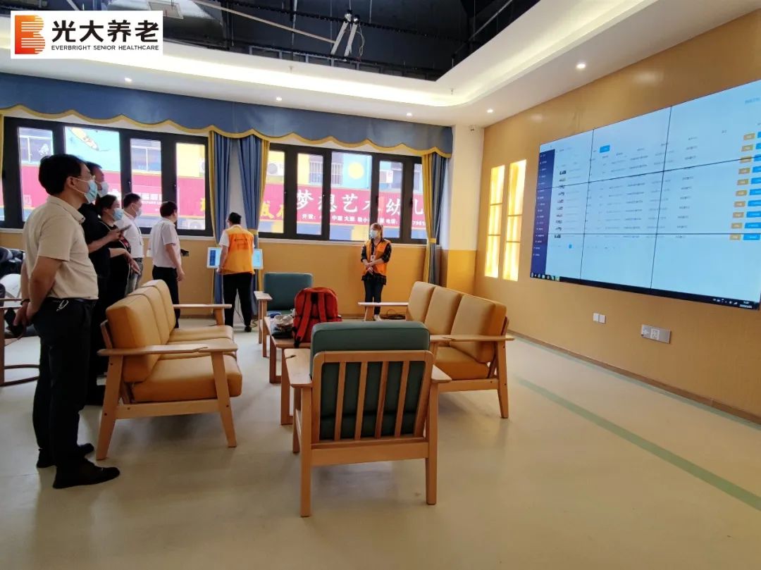 洛阳市西工区区委常委李夏影等一行莅临伟德国际1946bv官网洛阳养老院调研